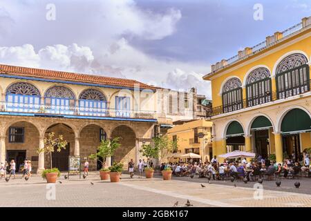 Piazza la Plaza Vieja a l'Avana Vecchia, la gente in caffè, architettura restaurata ed edifici storici, l'Avana, Cuba Foto Stock