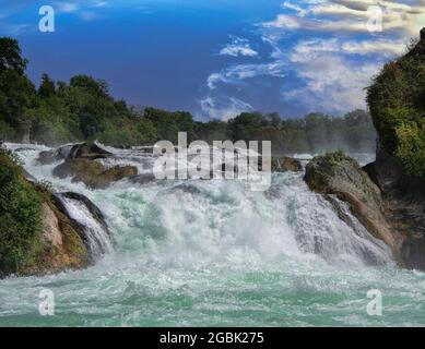 Le Cascate del Reno è una cascata che si trova in Svizzera e il più potente cascata in Europa. Foto Stock