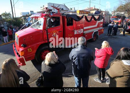 Buenos Aires, Buenos Aires, Argentina. 4 agosto 2021. Tre vigili del fuoco volontari provenienti dalle caserme 2 del Tres de Febrero Dpt. Nel quartiere di Caseros sono morti di soffocamento durante la lotta contro un incendio edile. (Credit Image: © Claudio Santisteban/ZUMA Press Wire) Foto Stock