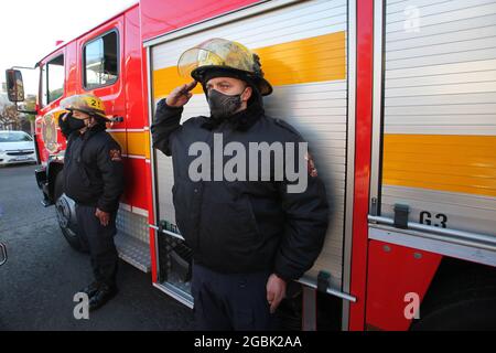 Buenos Aires, Buenos Aires, Argentina. 4 agosto 2021. Tre vigili del fuoco volontari provenienti dalle caserme 2 del Tres de Febrero Dpt. Nel quartiere di Caseros sono morti di soffocamento durante la lotta contro un incendio edile. (Credit Image: © Claudio Santisteban/ZUMA Press Wire) Foto Stock