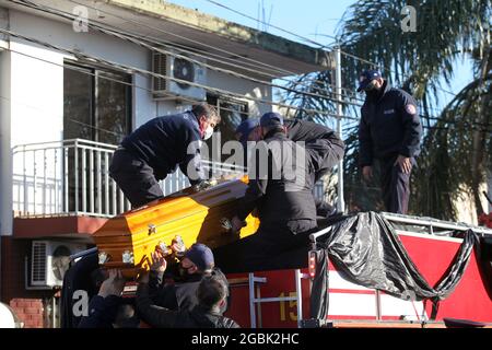 Buenos Aires, Buenos Aires, Argentina. 4 agosto 2021. Tre vigili del fuoco volontari provenienti dalle caserme 2 del Tres de Febrero Dpt. Nel quartiere di Caseros sono morti di soffocamento durante la lotta contro un incendio edile. (Credit Image: © Claudio Santisteban/ZUMA Press Wire) Foto Stock