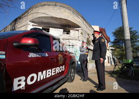 Buenos Aires, Buenos Aires, Argentina. 4 agosto 2021. Tre vigili del fuoco volontari provenienti dalle caserme 2 del Tres de Febrero Dpt. Nel quartiere di Caseros sono morti di soffocamento durante la lotta contro un incendio edile. (Credit Image: © Claudio Santisteban/ZUMA Press Wire) Foto Stock