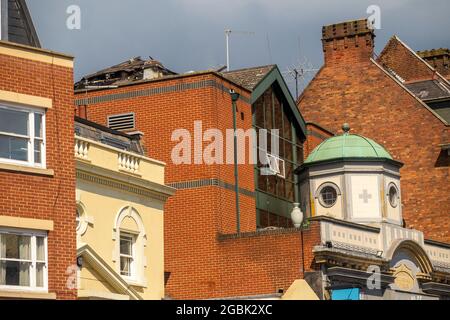 Londra, Regno Unito. 4 agosto 2021. London Fire Brigade 8 vigili del fuoco assistere al fuoco al Goat Pub su Battersea Rise, Wandsworth SW11 1BP. Credit: JOHNNY ARMSTEAD/Alamy Live News Foto Stock