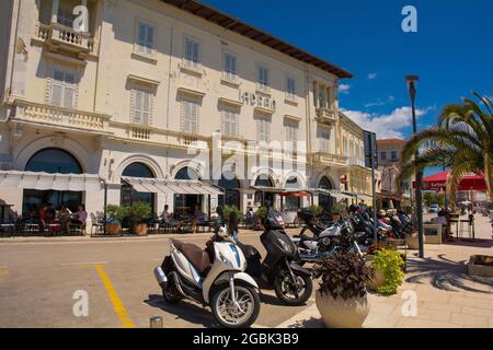 Porec, Croazia - 10 luglio 2021. Una strada costiera nella zona portuale della storica città costiera medievale di Porec in Istria, Croazia Foto Stock