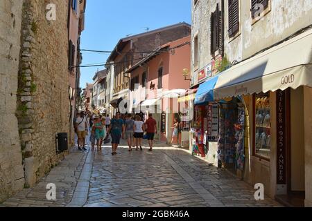 Porec, Croazia - 10 luglio 2021. Una strada piena di negozi e turisti nella storica cittadina costiera medievale di Porec in Istria, Croazia Foto Stock