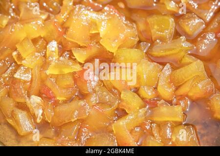 Marmellata di angurie fatta in casa primo piano. Cucina gelatine gourmet, marmellate e altri prodotti fatti in casa. Facendo forniture a casa da prodotti naturali. Foto Stock