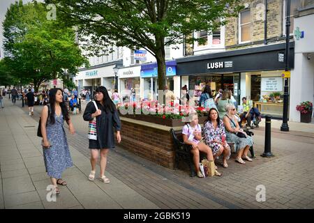 Persone Harrogate Town Center North Yorkshire Inghilterra Regno Unito Foto Stock