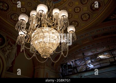 Washington, Stati di Vereinigte. 04 agosto 2021. Nelle ore tranquille del mattino, i lavoratori restaurano le opere d'arte sul soffitto della Sala di ricevimento del Senato presso il Campidoglio degli Stati Uniti a Washington, DC, mercoledì 4 agosto 2021. Credit: Rod Lamkey/CNP/dpa/Alamy Live News Foto Stock