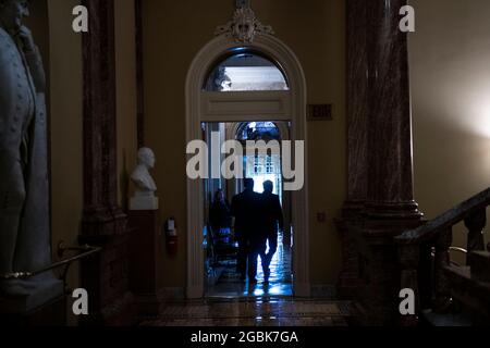 Washington, Stati di Vereinigte. 04 agosto 2021. Il leader delle minoranze del Senato degli Stati Uniti Mitch McConnell (repubblicano del Kentucky) si allontana dal Campidoglio degli Stati Uniti quando il Senato si riunisce a Washington, DC, mercoledì 4 agosto 2021. Credit: Rod Lamkey/CNP/dpa/Alamy Live News Foto Stock