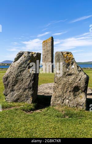 Le pietre permanenti di Stenness è un monumento neolitico a cinque miglia a nord-est di Stromness sulla terraferma di Orkney, Scozia. Foto Stock