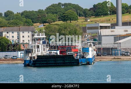 Plymouth, Devon, Inghilterra, Regno Unito. 2021. Traghetto RoRo con partenza da Plymouth che attraversa il fiume Tamar fino a Torpoint in Cornovaglia. Foto Stock