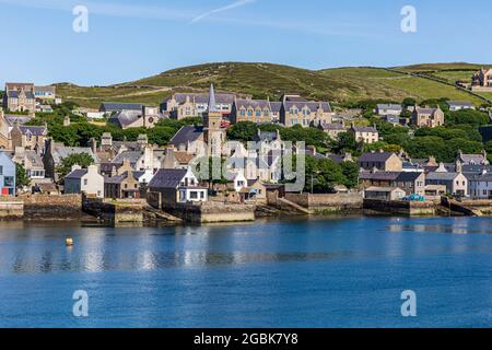 Vista di Stromness mentre il traghetto Northlink entra nel porto da Scapa Flo Foto Stock