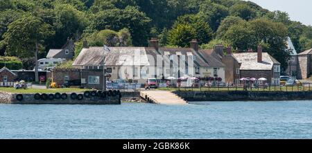 Cremyll, Cornovaglia, Inghilterra, Regno Unito. 2021. Grazioso pub con posti a sedere all'aperto sulla riva del fiume Tamar a Cremyll, Cornovaglia. Edgcumbe Arms. Foto Stock