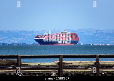 Yang Ming YM UBIQUITY container nave completamente carico di container è ancorato a San Francisco Bay e in attesa di attracco al porto di Oakland - Oaklan Foto Stock