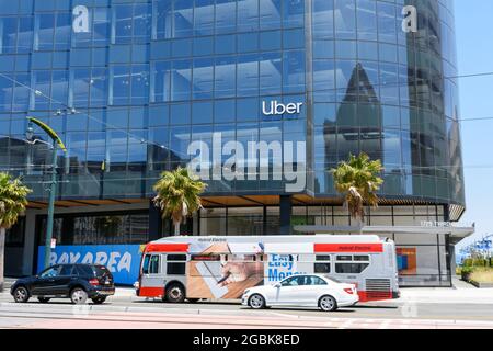 Uber Technologies, sede centrale mondiale. Il traffico urbano sfocato è di passaggio. - San Francisco, California, Stati Uniti d'America - 2021 Foto Stock