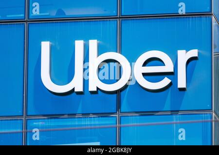 Uber firma presso la sede mondiale di Uber Technologies nel distretto di Mission Bay - San Francisco, California, USA - 2021 Foto Stock