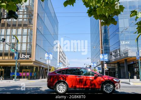 Il veicolo Tesla Model X offuscato passa presso la sede centrale mondiale di Uber Technologies - San Francisco, California, USA - 2021 Foto Stock