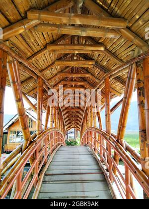 Ponte di bambù su un fiume nella città di la Cocha nelle montagne colombiane. Foto Stock