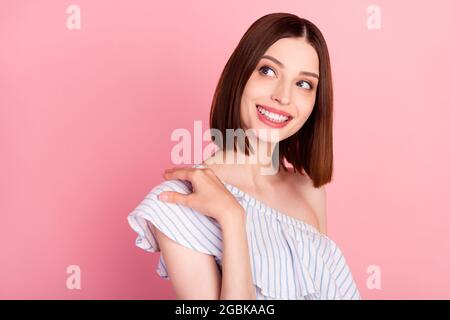 Foto di dolce brunetta millenaria signora look spazio vuoto indossare bianco top isolato su sfondo di colore rosa Foto Stock