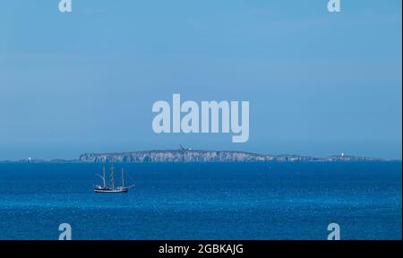 Firth of Forth, Scozia, Regno Unito, 4 agosto 2021. Tall Shop Pelican di Londra al Bass Rock: Il rigger quadrato di classe A Tall Ship è in un viaggio intorno alla costa britannica. La nave è sull'ultima tappa del suo tour in Gran Bretagna. Nella foto: La nave attraversa la riserva di mare dell'isola di maggio Foto Stock