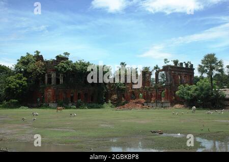 Le rovine del palazzo del re Pratapaditya a Shyamnagar, Satkhira, Bangladesh. Uno dei Bara-Bhuyans, Pratapaditya divenne re di Jessore nel 1574. Combatté contro l'esercito imperiale Mughal durante il suo ingresso nel Bengala all'inizio del XVII secolo. 14 luglio 2007. Foto Stock
