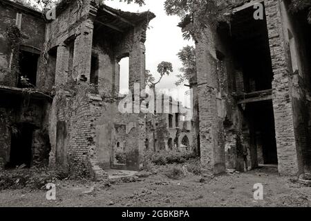 Le rovine del palazzo del re Pratapaditya a Shyamnagar, Satkhira, Bangladesh. Uno dei Bara-Bhuyans, Pratapaditya divenne re di Jessore nel 1574. Combatté contro l'esercito imperiale Mughal durante il suo ingresso nel Bengala all'inizio del XVII secolo. 14 luglio 2007. Foto Stock