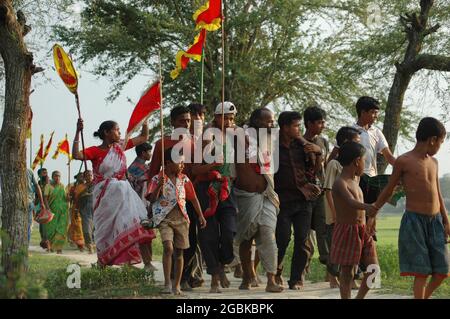 Un raduno di persone provenienti dalla comunità indù di Motua nel 197° anniversario della nascita del salvia Sri Sri Harichad Thakur e il giorno del bagno santo, a Urakandi, Gopalganj, Bangladesh. 2 aprile 2008. Foto Stock