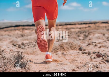 Scorrimento della guida a scorrimento vista posteriore closeup delle scarpe rosse. Atleta triathlon di allenamento su pista esercizio outdoor allenamento di resistenza Foto Stock