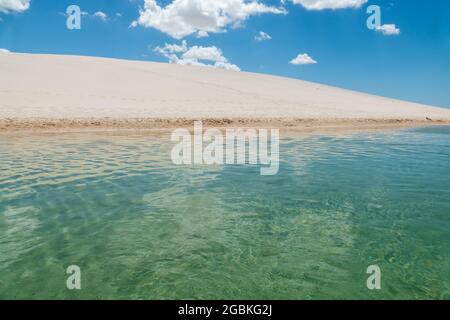 Dune di sabbia e lagune a Lencois Maranhenses, Brasile Foto Stock
