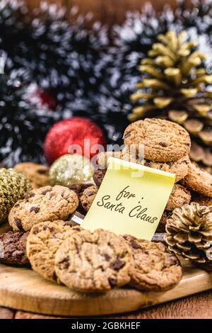 Biscotti americani tradizionali con nota inglese che dice: Per Babbo Natale. Decorazione di Natale sullo sfondo Foto Stock