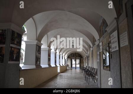 Rijeka, Croazia 2021 luglio. Santuario della Madre di Dio Trsat a Rijeka. Chiesa cattolica della Beata Vergine Maria su Trsat a Rijeka.Arches a chu Foto Stock