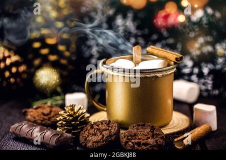 cioccolata calda in tazza di rame dorato, bevanda calda di natale con marshmallows Foto Stock