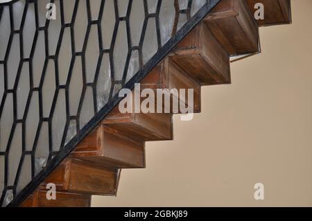 Scala astratta nella casa Foto Stock
