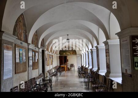 Rijeka, Croazia 2021 luglio. Santuario della Madre di Dio Trsat a Rijeka. Chiesa cattolica della Beata Vergine Maria su Trsat a Rijeka.Arches a chu Foto Stock