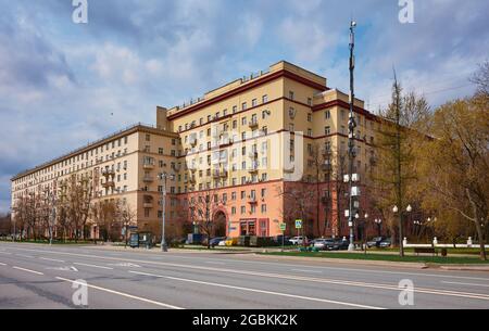 Terrapieno Frunzenskaya, edifici residenziali costruiti nel 1936-1938, paesaggio urbano: Mosca, Russia - 22 aprile 2021 Foto Stock