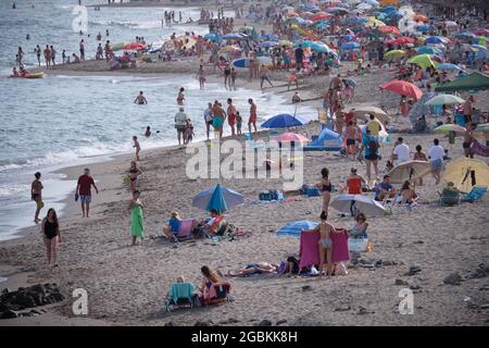 Persone sulla spiaggia di Carvajal, Fuengirola, provincia di Malaga, Andalusia, Spagna. Foto Stock