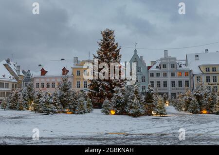 TALLINN, ESTONIA - 04 GENNAIO 2021: Vista delle strade della città vecchia in inverno Moody giorno Foto Stock