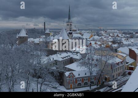 TALLINN, ESTONIA - 04 GENNAIO 2021: Vista delle strade della città vecchia in inverno Moody giorno Foto Stock