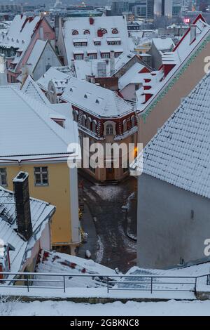 TALLINN, ESTONIA - 04 GENNAIO 2021: Vista delle strade della città vecchia in inverno Moody giorno Foto Stock