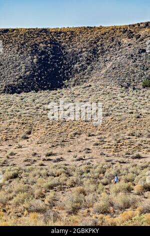 Albuquerque, New Mexico - UN escursionista nel Canyon di Rinconada nel Petroglyph National Monument. Foto Stock