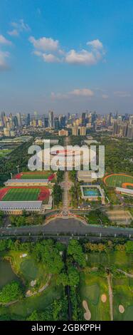 Vista aerea dall'alto dello splendido scenario dello stadio Senayan, con lo sfondo della città di Giacarta. Giacarta, Indonesia, Agustus 5, 2021 Foto Stock