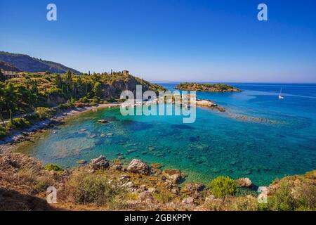 Il pittoresco porto della famosa città Kardamyli. È una città costiera situata 35 chilometri a sud est di Kalamata. Messenia - Grecia. Foto Stock