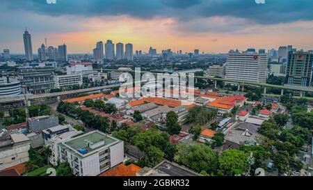 Vista aerea degli autobus urbani articolati in arrivo e partenza alla stazione degli autobus vicino alla stazione ferroviaria principale linea MRT a Kebayoran Baru. Giacarta, Indonesia, AG Foto Stock