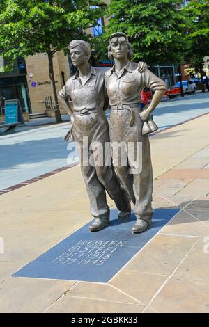 "Women of Steel" è una scultura in bronzo dello scultore Martin Jennings, Sheffield, South Yorkshire, Inghilterra, Regno Unito Foto Stock