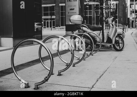 Portabiciclette su un marciapiede nel centro di Winnipeg, Manitoba, Canada Foto Stock