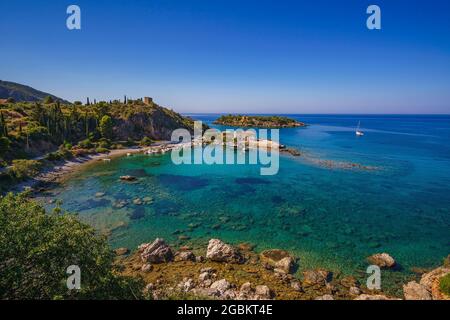 Il pittoresco porto della famosa città Kardamyli. È una città costiera situata 35 chilometri a sud est di Kalamata. Messenia - Grecia. Foto Stock