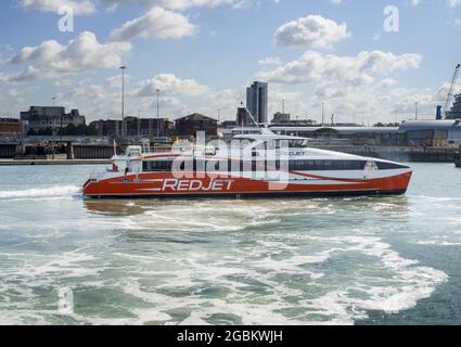 Un catamarano veloce Red Jet che parte da Town Quay, Southampton per Cowes, Isola di Wight Foto Stock