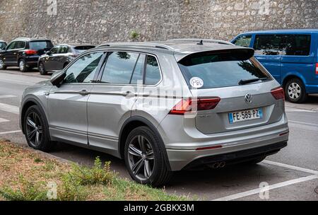 Volkswagen Tiguan sul parcheggio di strada a Zadar, Dalmazia, Croazia. Foto Stock