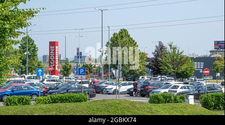 Ampio parcheggio a Zagabria, Croazia. Foto Stock