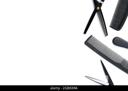 disposizione su bianco da forbici e pettini per servizi di parrucchiere Foto Stock